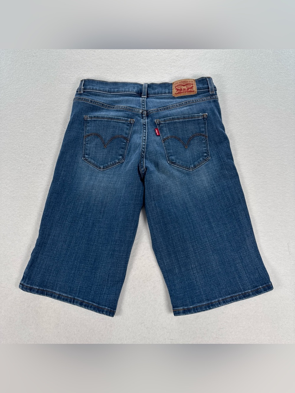 Levi’s Classic Bermuda Jean Shorts Women’s S27 Blue Mid Rise Med Wash Denim Long - Picture 2 of 10